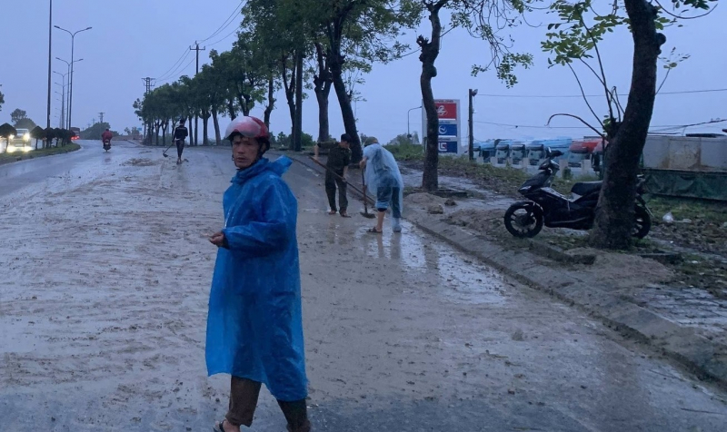 CSGT truy vết phương tiện thải bùn, đất xuống đường gây mất ATGT -1