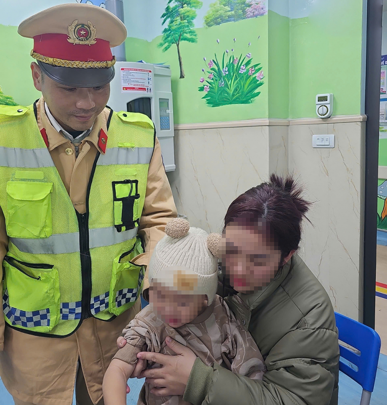 CSGT đưa bé trai 3 tuổi đã ngất xỉu trên xe khách đi cấp cứu -0