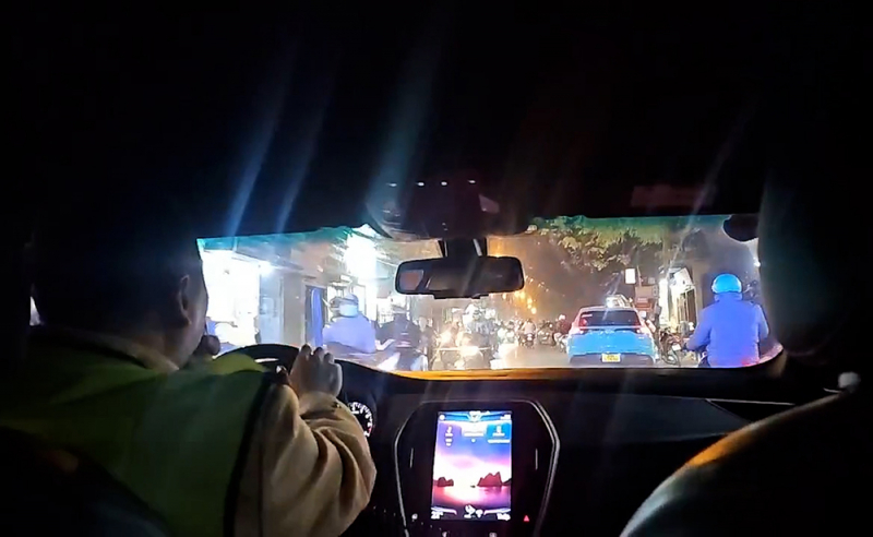 CSGT đưa bé trai 3 tuổi đã ngất xỉu trên xe khách đi cấp cứu -0