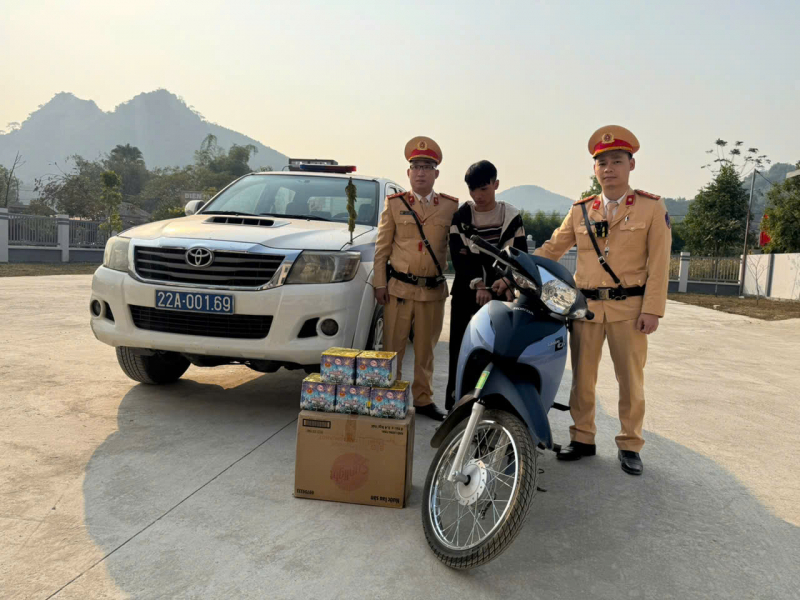 Thấy CSGT, nam thanh niên vứt pháo bỏ chạy - Báo Công an Nhân dân điện tử