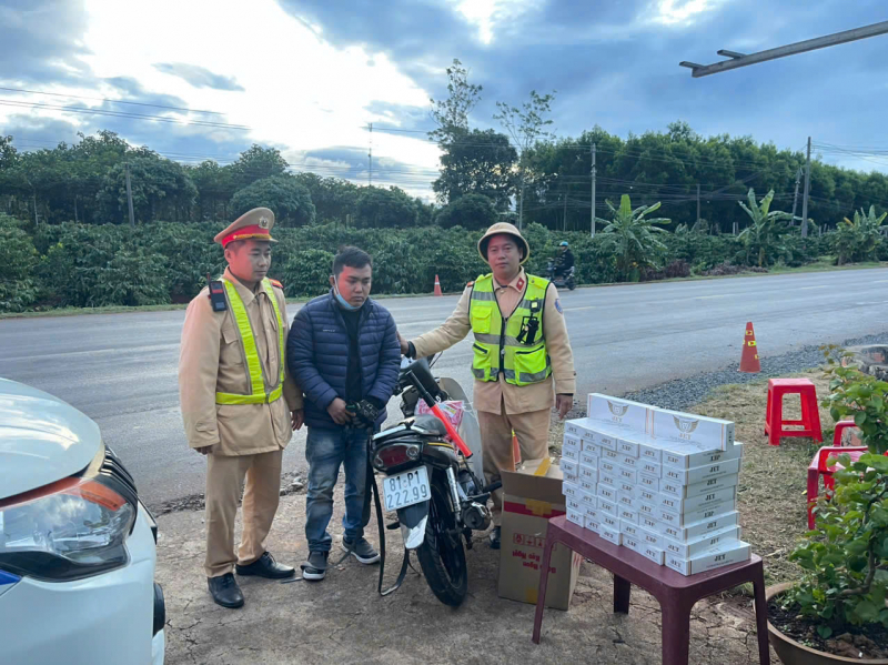 “Nóng” tình trạng mua bán, vận chuyển pháo lậu cận Tết -0