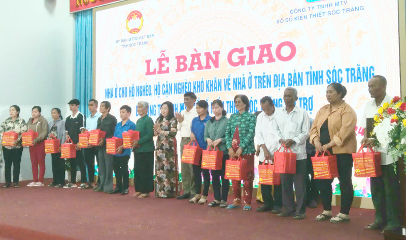 Nhiều hộ dân ở Sóc Trăng nhận nhà trước thềm xuân mới -1