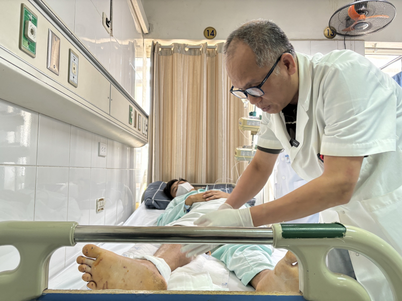 Nối cổ chân đứt lìa cho người nông dân ở Phú Thọ -0