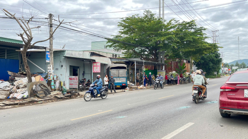 2 công nhân tử vong sau vụ tai nạn giao thông giữa hai xe ô tô -0