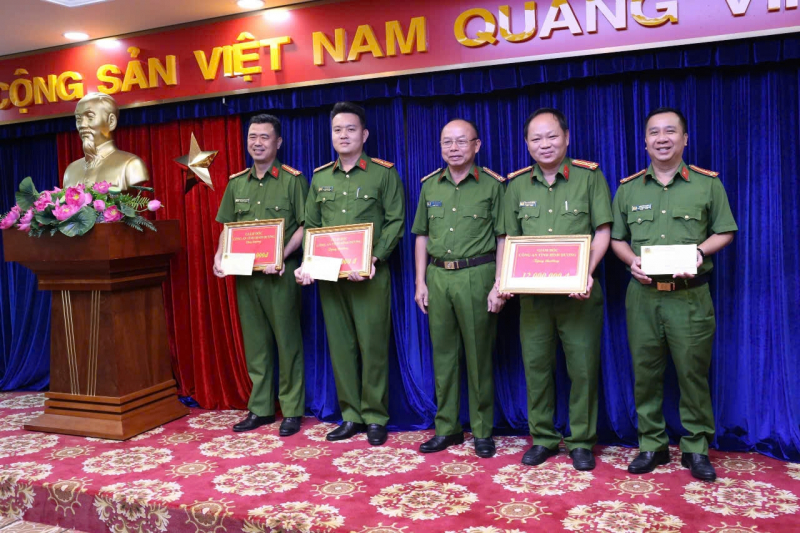 Khen thưởng các đơn vị khám phá nhanh các vụ án ở Bình Dương -0