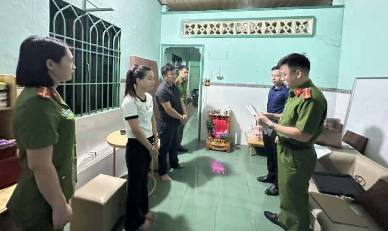 Cơ quan điều tra tống đạt quyết định khởi tố Hạnh và Nhi.