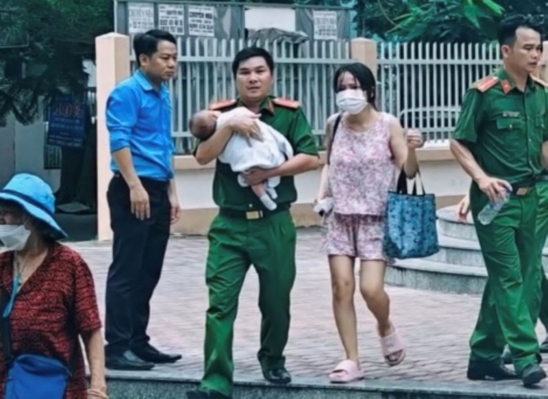 Cứu cháu bé và nhiều người trong vụ cháy căn hộ trên tầng 14 -0