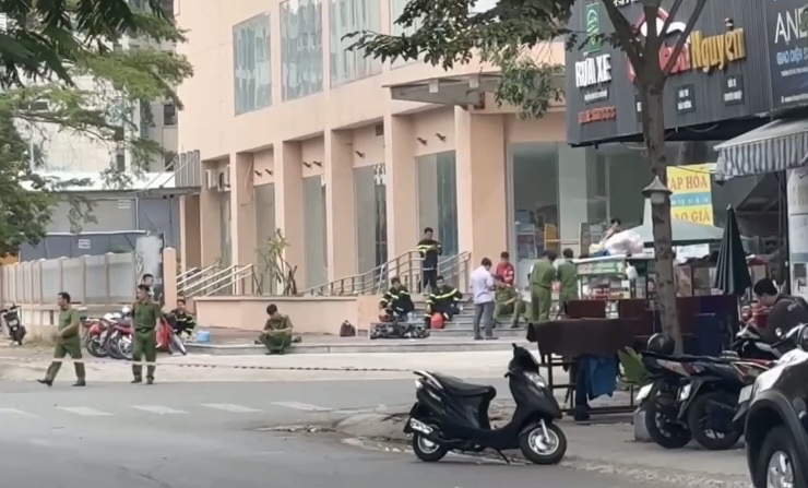 Cứu cháu bé và nhiều người trong vụ cháy căn hộ trên tầng 14 -0