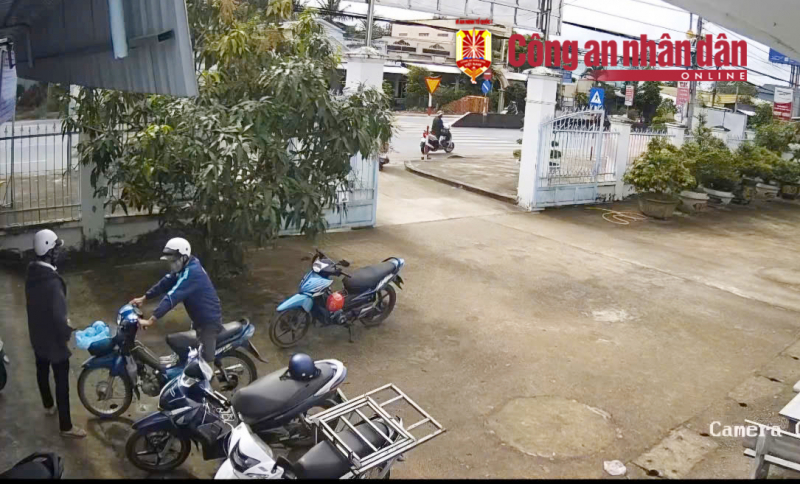 Hai đối tượng ngang nhiên vào trụ sở xã trộm xe máy -0