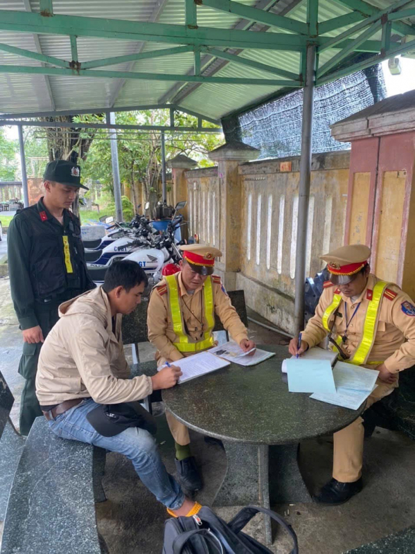 Quảng Ngãi: Phát hiện, xử lý hành vi vi phạm chở hàng siêu trường, siêu trọng với nhiều lỗi vi phạm -0