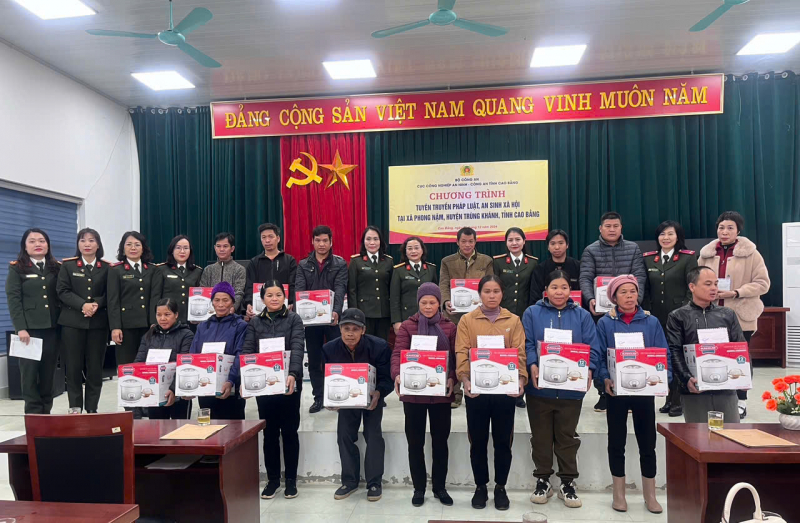 Cục Công nghiệp an ninh tặng quà trị giá trên 320 triệu đồng cho phụ nữ, học sinh nghèo ở Cao Bằng -0
