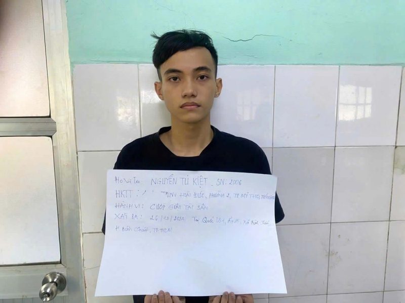 Dàn cảnh “vờ rơi dép” để cướp giật xe máy -0