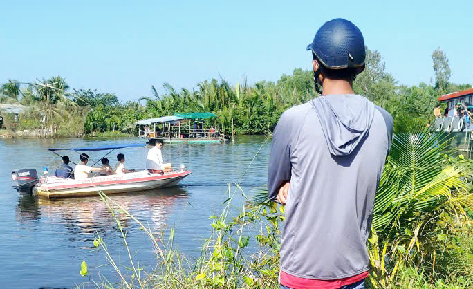 Sà lan va chạm ghe tam bản khiến 1 người tử vong -0