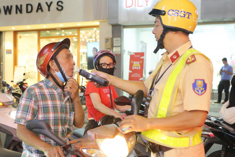 3 lon bia giá…7 triệu đồng                              -0