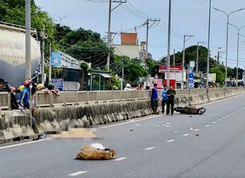 Nghi va vào dải phân cách, hai cô cháu họ đi xe máy tử vong thương tâm -0