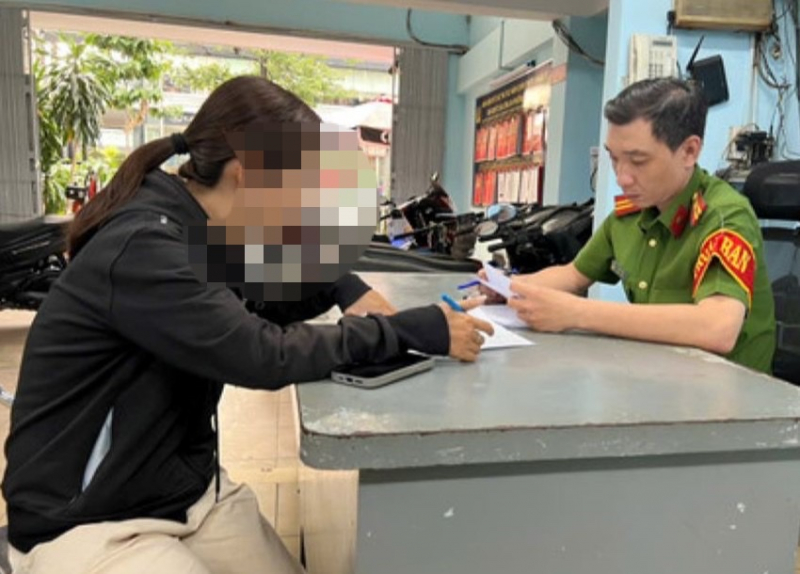 Chiếm đoạt tiền trúng vé số của mẹ, con gái hoang báo bị cướp -0