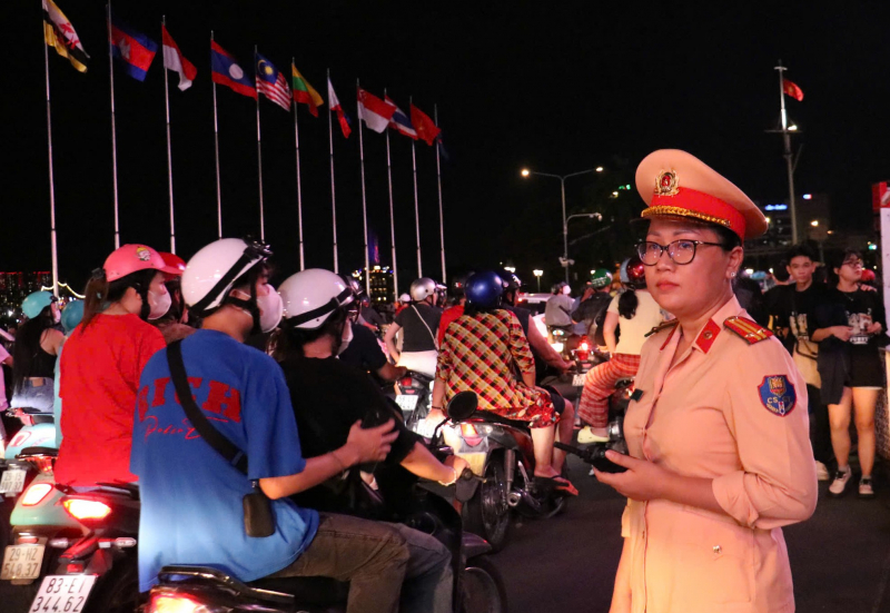 Hàng trăm cán bộ chiến sĩ đảm bảo ANTT suốt đêm giao thừa -0
