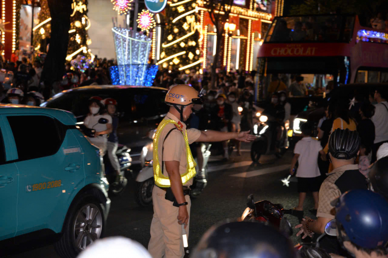 Hàng trăm cán bộ chiến sĩ đảm bảo ANTT suốt đêm giao thừa -3