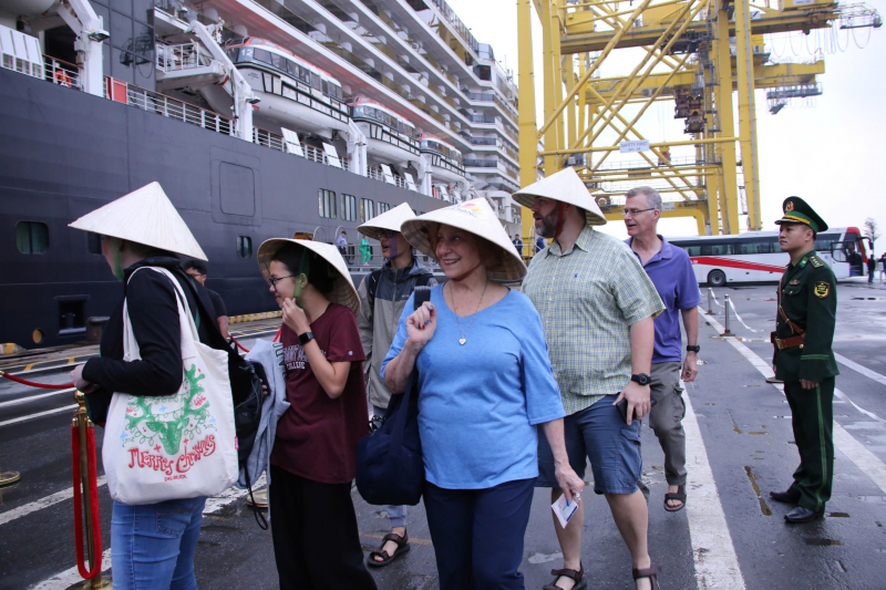 Đà Nẵng và Hội An nhộn nhịp đón du khách quốc tế ngày đầu năm mới 2025 -3