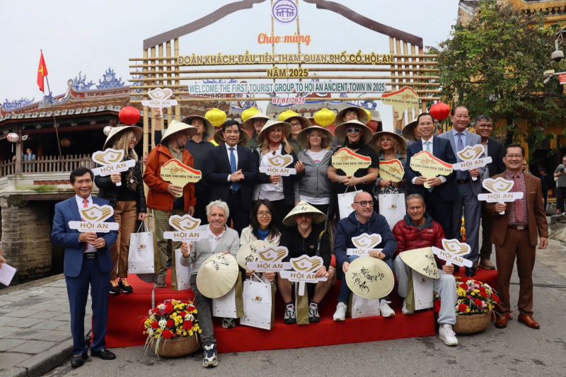 Đà Nẵng và Hội An nhộn nhịp đón du khách quốc tế ngày đầu năm mới 2025 -0
