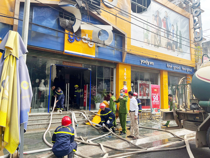 Cháy lớn, thiêu rụi tài sản trong nhà dân và cửa hàng quần áo -1