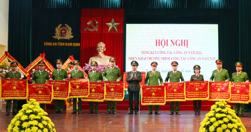 Tiếp tục phát hành thành tích 2 năm liên tiếp đơn vị dẫn đầu phong trào thi đua -0