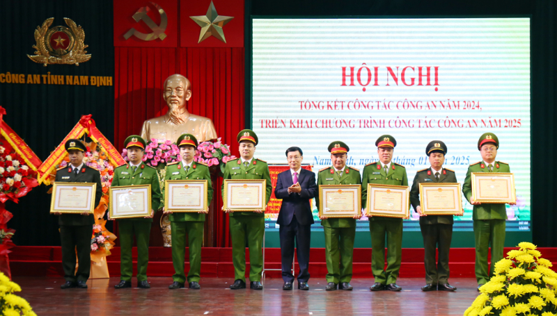 Tiếp tục phát hành thành tích 2 năm liên tiếp đơn vị dẫn đầu phong trào thi đua -0