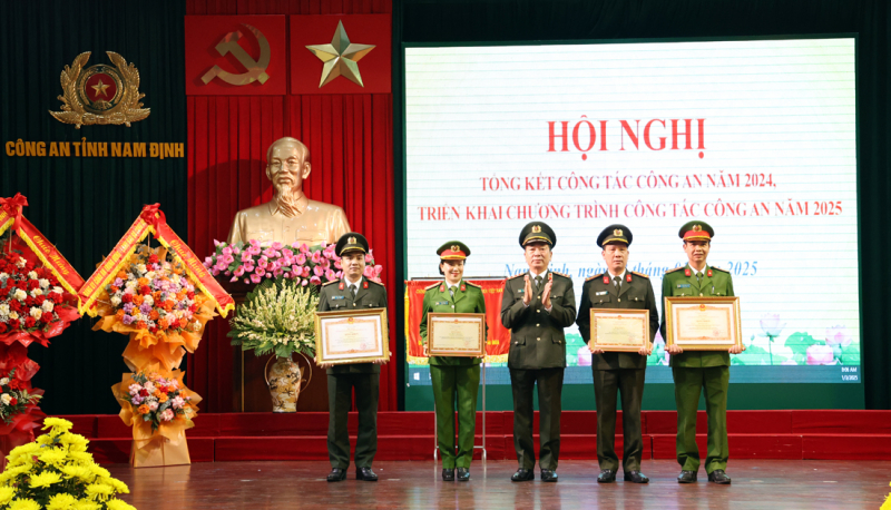 Tiếp tục phát hành thành tích 2 năm liên tiếp đơn vị dẫn đầu phong trào thi đua -0