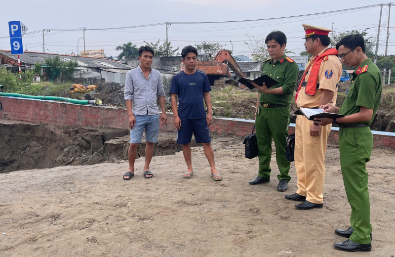 Lập biên bản 2 xà lan chở cát không hoá đơn hợp lệ -0