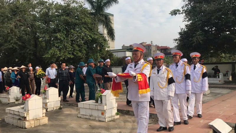 Phó trưởng Công an xã Tiên Dược hỗ trợ đưa hài cốt liệt sỹ an nghỉ tại quê nhà -0