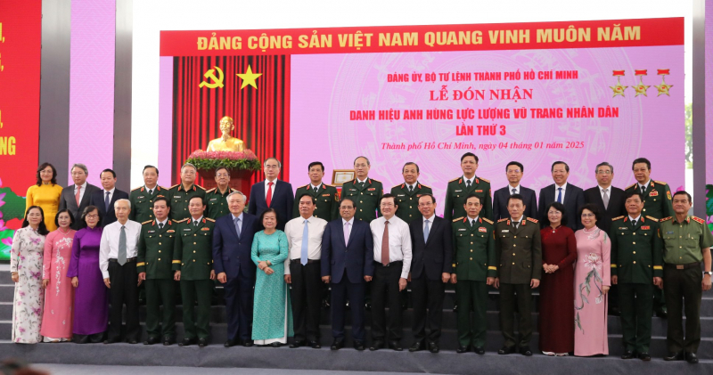 Lực lượng vũ trang TP Hồ Chí Minh vinh dự đón nhận danh hiệu Anh hùng LLVTND -0