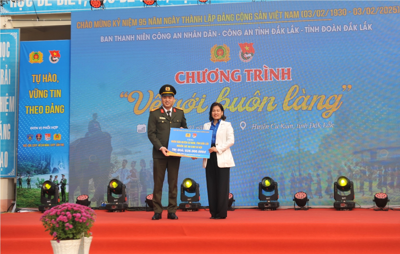 Mang đông ấm về với buôn làng -0