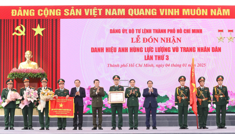 Lực lượng vũ trang TP Hồ Chí Minh vinh dự đón nhận danh hiệu Anh hùng LLVTND -0