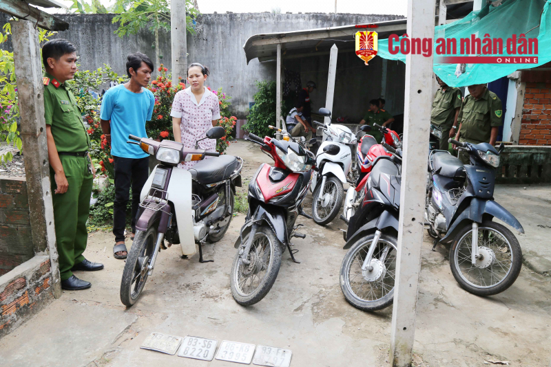 Bắt đôi vợ chồng chuyên “đá xế” ở Sóc Trăng -0