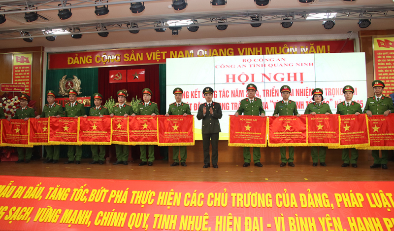 Công an Quảng Ninh phát động phong trào thi đua Vì ANTQ năm 2025 -0