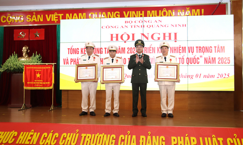 Công an Quảng Ninh phát động phong trào thi đua Vì ANTQ năm 2025 -1