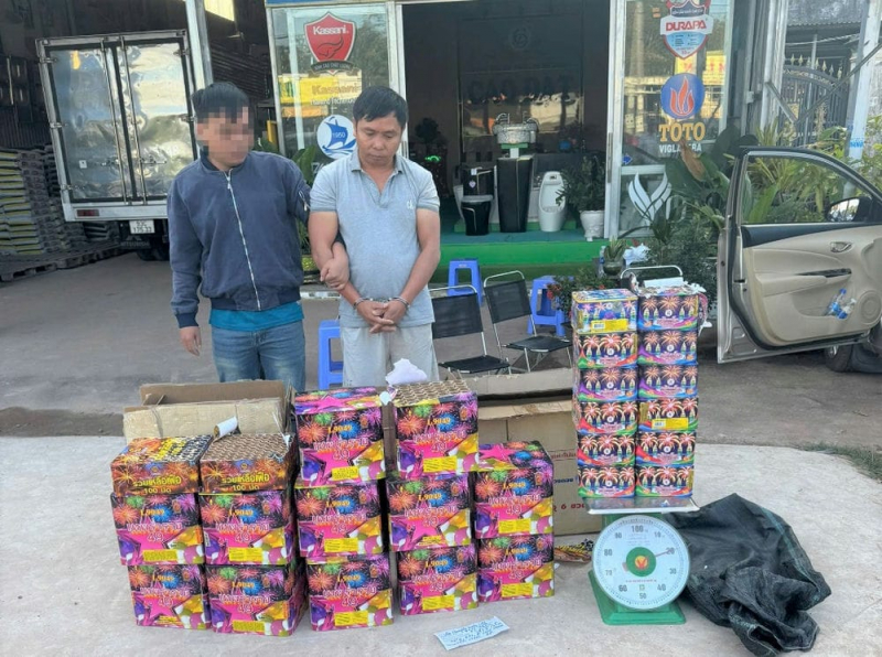 Bắt giữ đối tượng vận chuyển gần 2 tạ pháo lậu -0