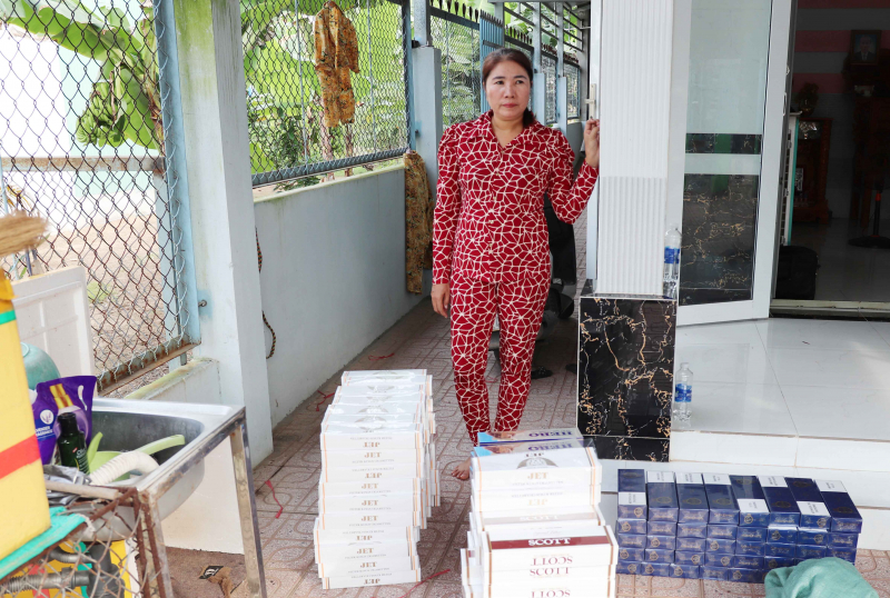 Mua thuốc lá lậu về bán lại kiếm lời thì bị bắt quả tang -0