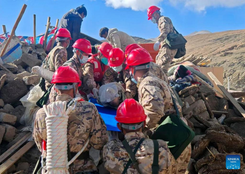 Lực lượng cứu hộ Trung Quốc chạy đua cứu người sau vụ động đất Tây Tạng -0