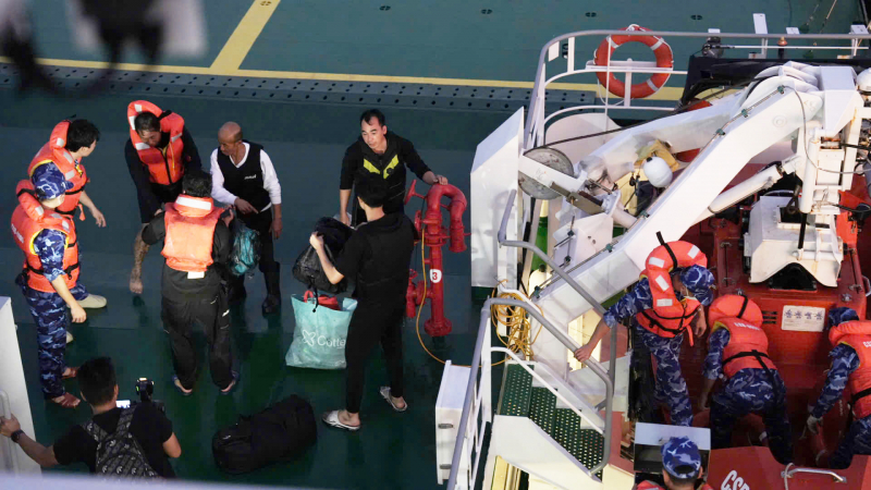 Xúc động buổi lễ bàn giao 5 thuyền viên người Trung Quốc bị nạn trên biển về nước -1