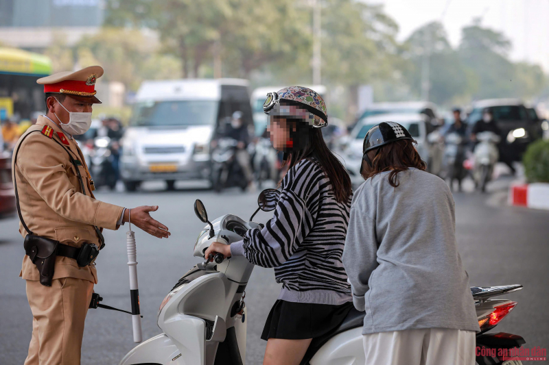 Hà Nội: Gần 400 tài xế bị trừ điểm GPLX vì vượt đèn đỏ, đi vào đường cấm -0