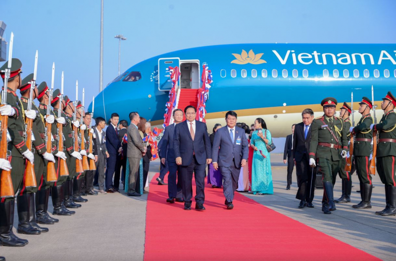 Thủ tướng Chính phủ Phạm Minh Chính tới Vientiane, bắt đầu thăm Lào -1