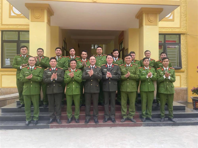 Thứ trưởng Phạm Thế Tùng chúc Tết Công an xã Pa Tần tỉnh Lai Châu -0