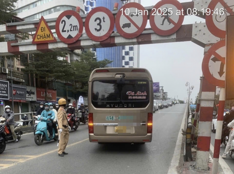 Ngó lơ biển cấm, tài xế xe khách đi lên cầu vượt Tây Sơn bị CSGT xử phạt -0