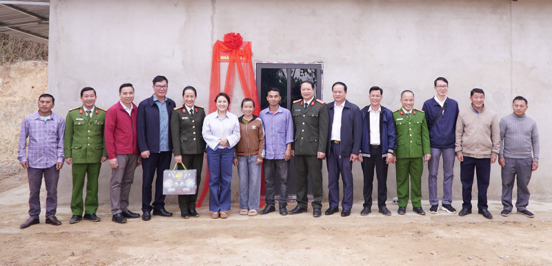 Công an tỉnh Điện Biên hỗ trợ người dân xoá nhà tạm, nhà dột nát -0