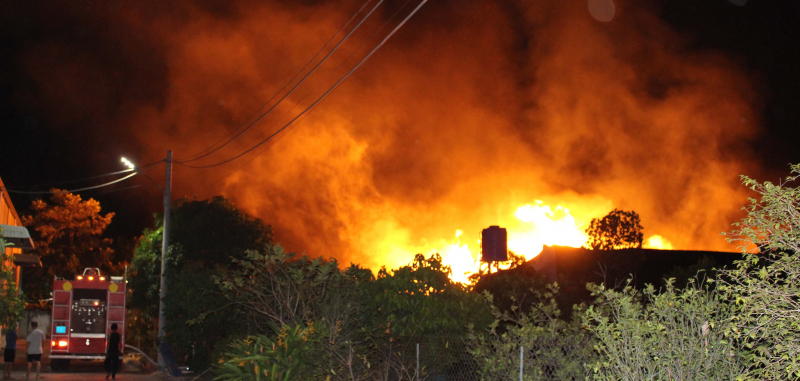 Huy động 8 xe chữa cháy để dập “biển lửa” ngay cạnh khu dân cư trong đêm  -0