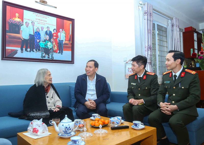 Thứ trưởng Lê Văn Tuyến thăm hỏi, chúc Tết gia đình các đồng chí cố lãnh đạo Bộ Công an -0