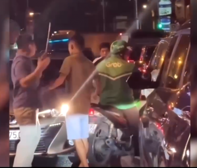 Bắt giữ khẩn cấp 2 đối tượng dùng gậy kim loại đuổi đánh tài xế xe ôm -0