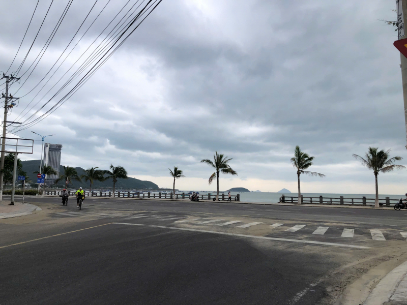 Đang chạy trên đường phố ô tô Mercedes “bay” thẳng xuống biển Nha Trang -0