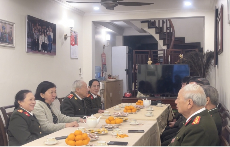 Ban liên lạc Công an chi viện chiến trường miền Nam đến thăm gia đình, thắp hương tri ân đồng chí Tô Quyền -0